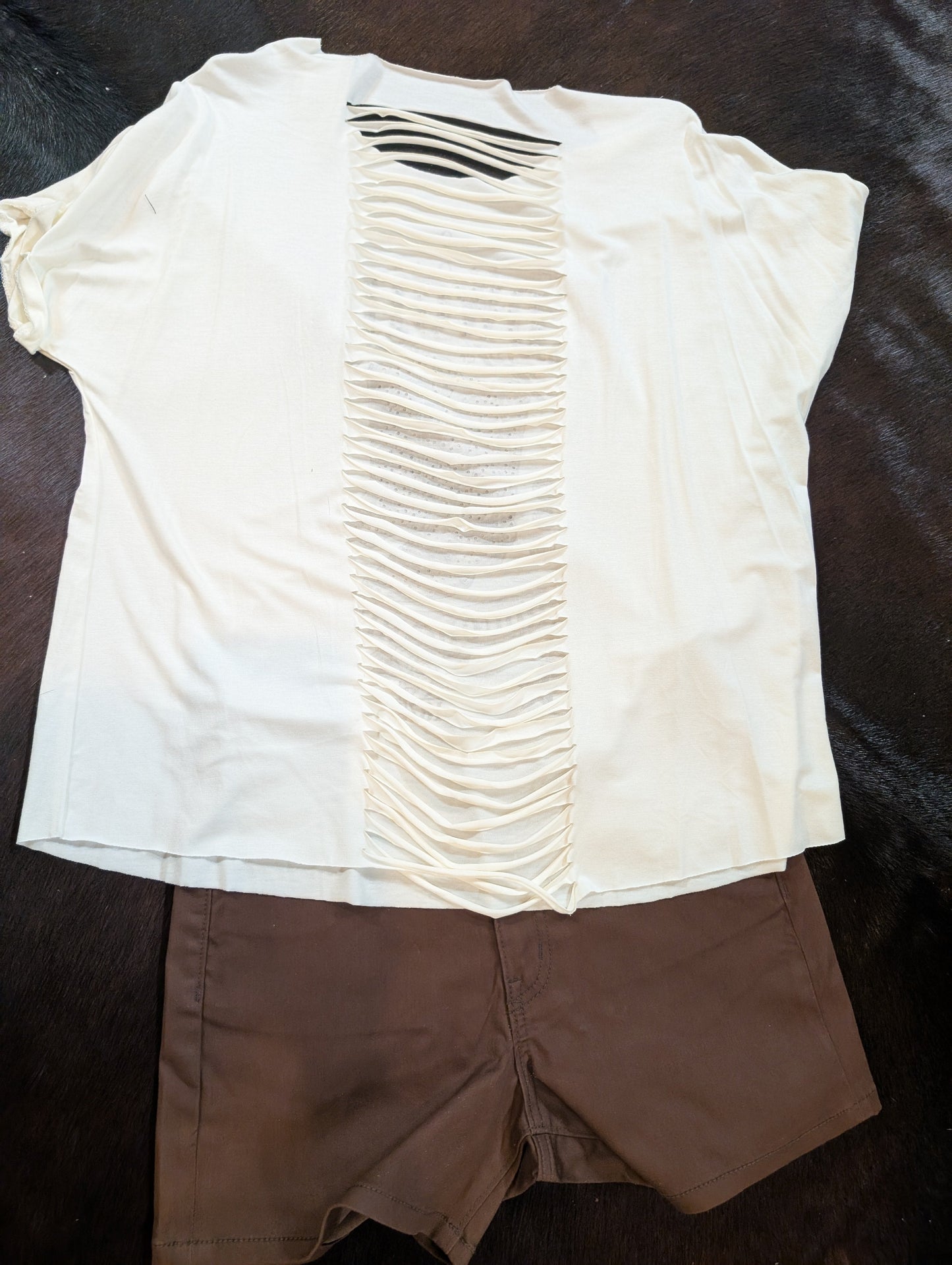 Ivory Boat Neck Short Sleeve Knit Top with Boot Design